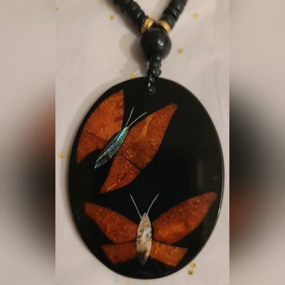 VINTAGE WOOD BEADED RESIN PENDANT BUTTERFLY MOTHER OF PEARL NECKLACE - Picture 9 of 16